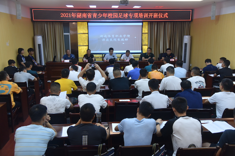 绿茵场上展英姿:校园足球赛点燃青春激情